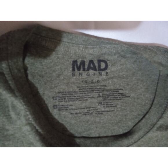 Mad Engine Legend Santa Holding A Boom Box Graphic Tee Size Large Gray - Picture 7 of 8